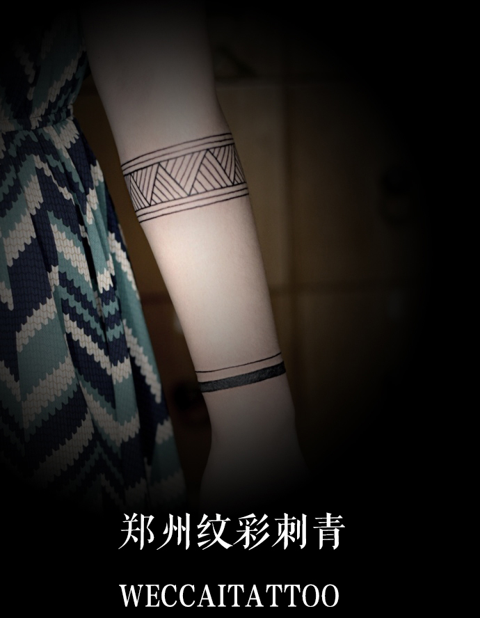 倩倩小姐小臂两个简约臂环纹身