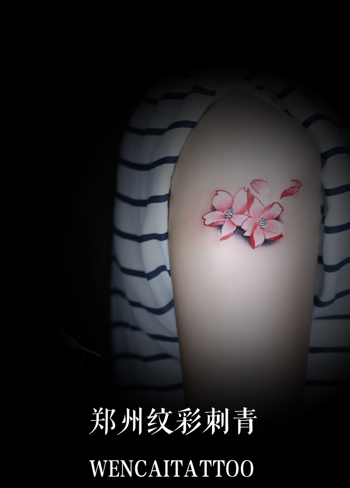 美丽的顾小姐大臂樱花纹身图案
