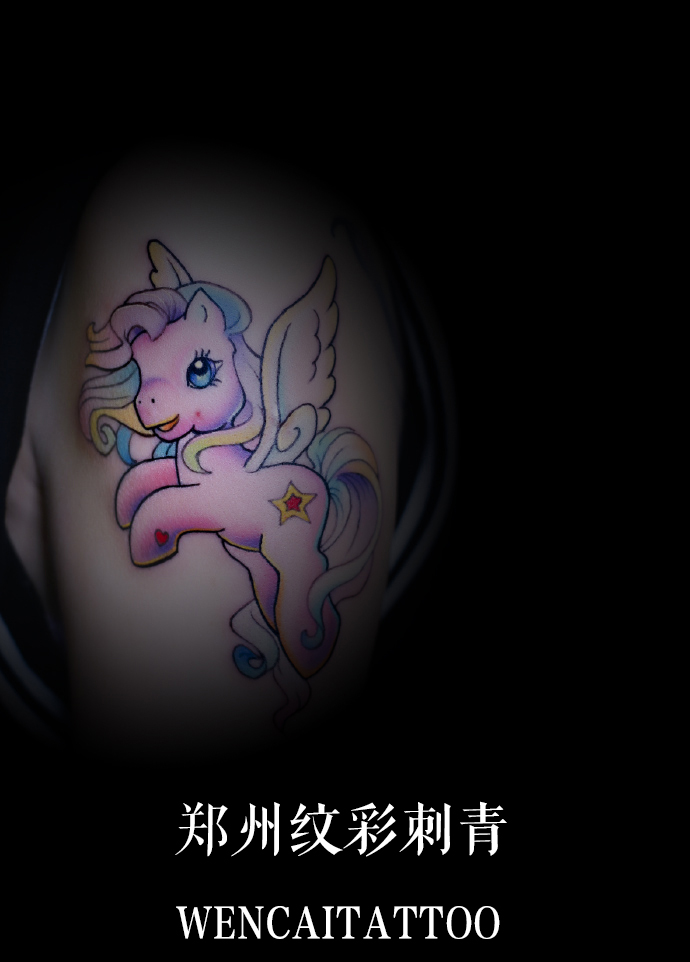文小姐的大臂彩色可爱天马纹身