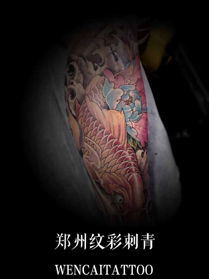 高大帅气的金先生小腿鲤鱼莲花纹身