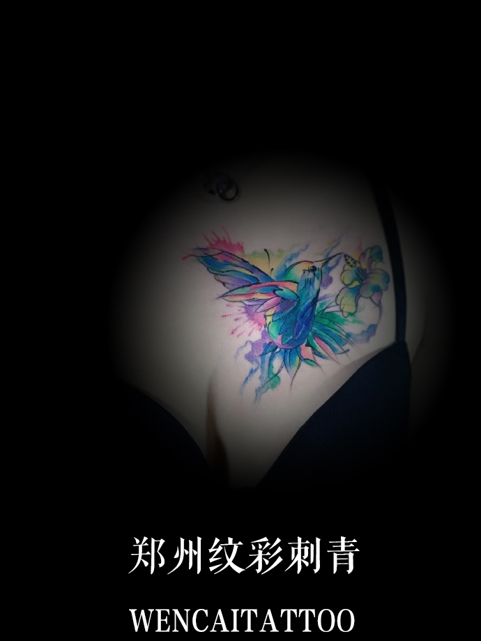 性感美丽的薛小姐前胸花与鸟纹身