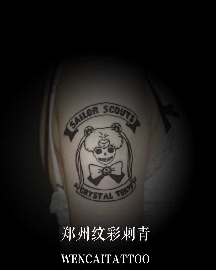 小小姑娘的大臂骷髅美少女纹身