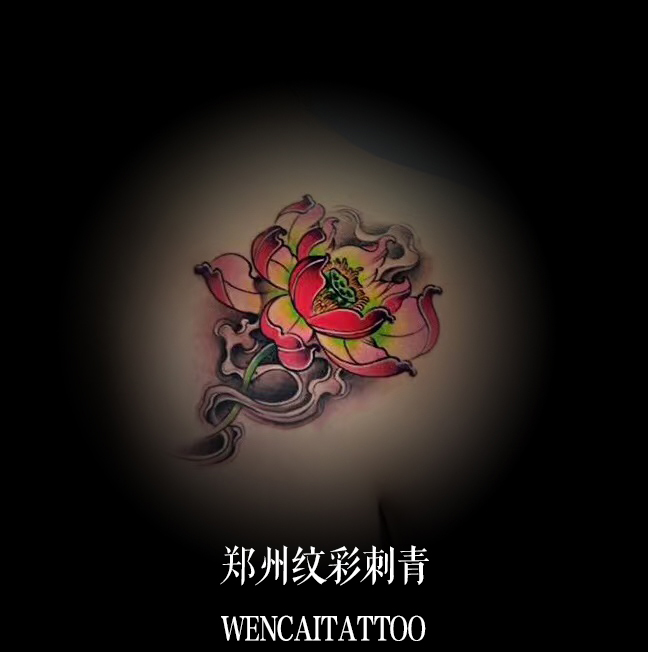 郑州成熟的隋先生后背彩色莲花纹身图案
