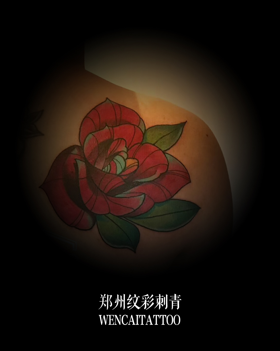 郑州的池小姐后背艳丽花朵纹身图案
