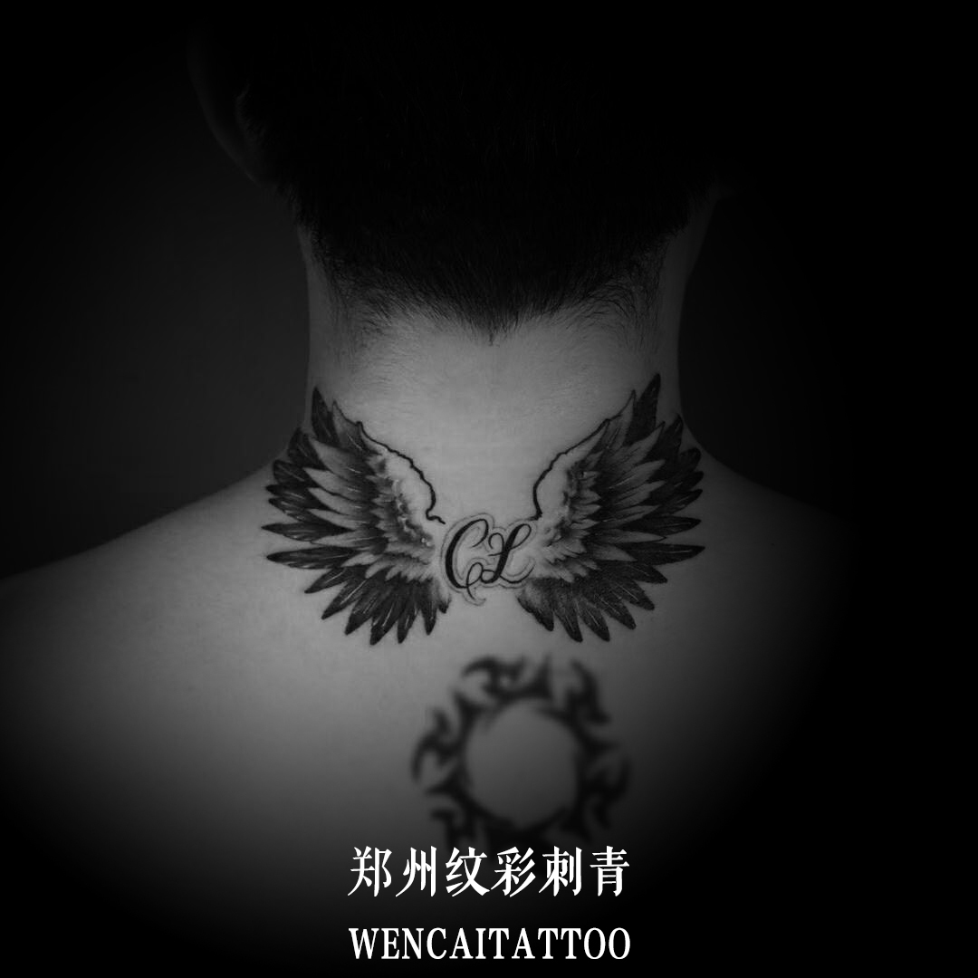 郑州老客景先生后背的双翅纹身图案