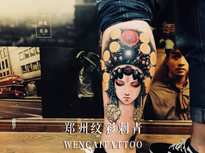 郑州尹先生小腿上的花旦纹身图案