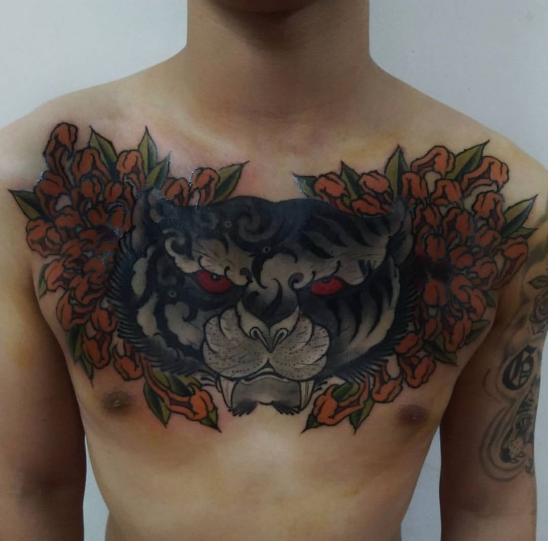 奚先生胸前虎头菊花纹身图案