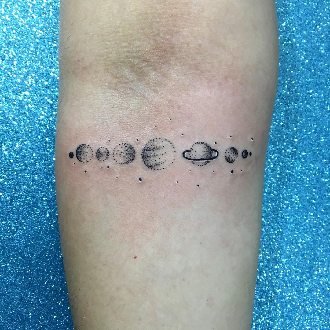 葛小姐小臂星球纹身图案