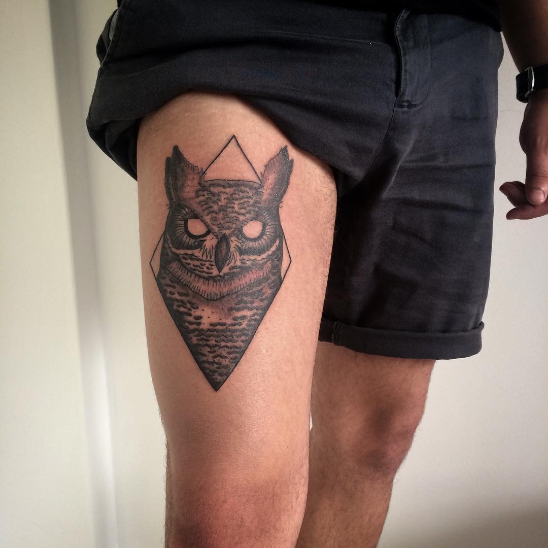 花先生大腿猫头鹰纹身图案