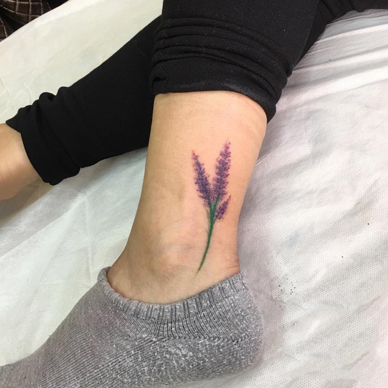 做彩票店的丘小姐脚踝薰衣草纹身图案