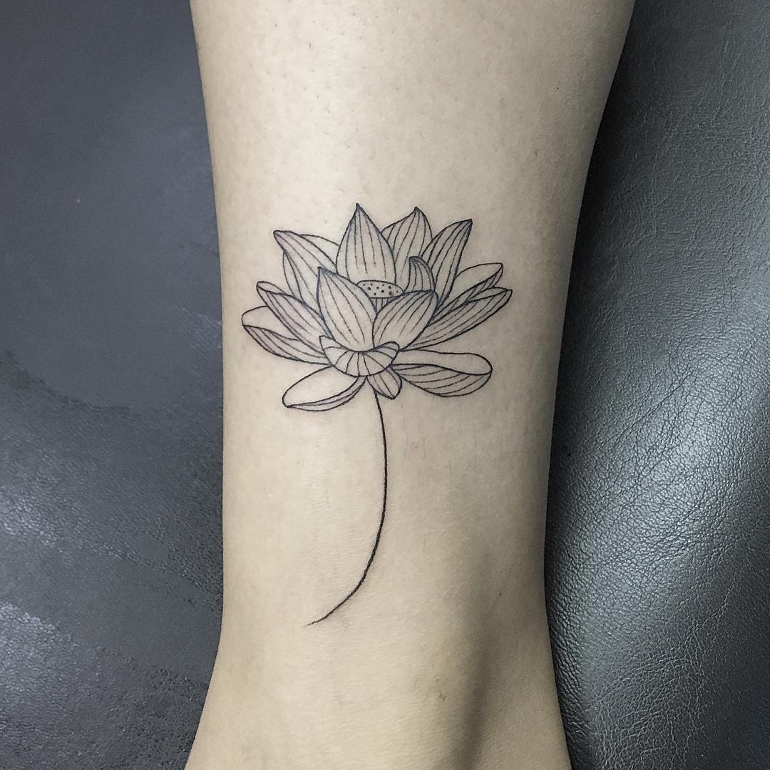 做快递员的满小姐脚踝莲花纹身图案