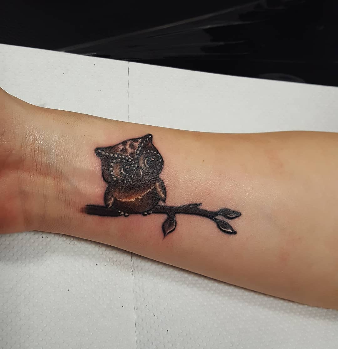 手腕黑灰猫头鹰纹身图案