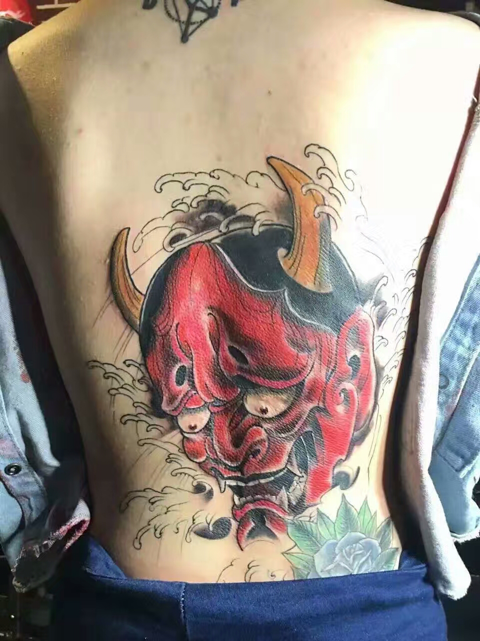 列车员李先生背部的的红色日式般若纹身图案