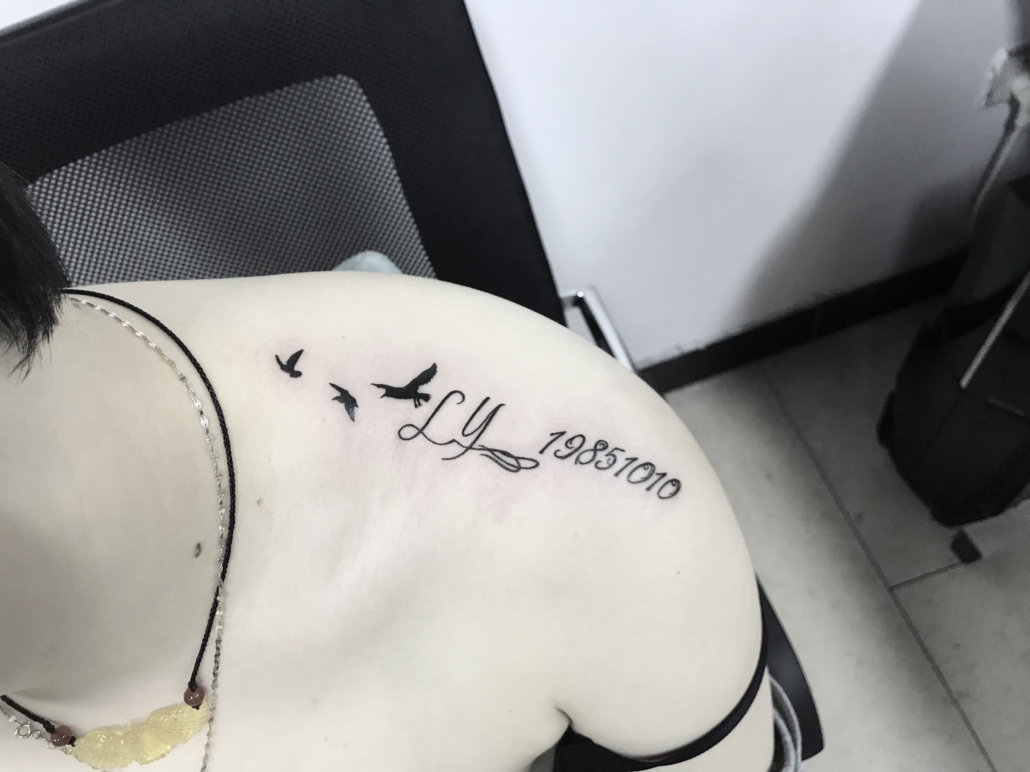 性感美丽的李小姐肩膀处的专属纪念日纹身图案