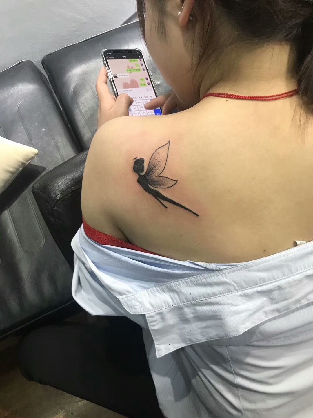 化妆品代理侯小姐肩膀处的可爱精灵纹身图案