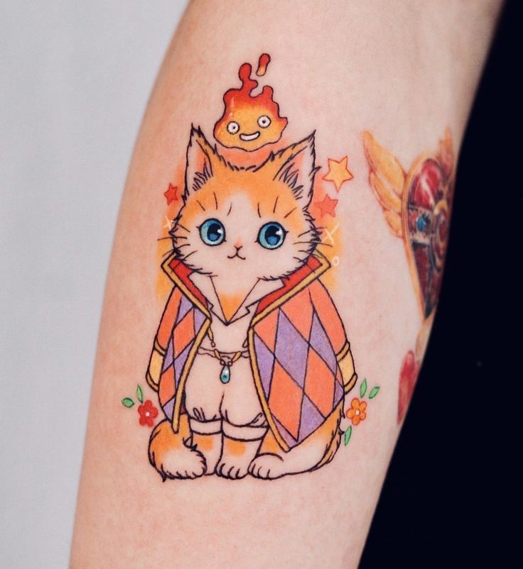 彩色的穿着披风的可爱小猫咪和火焰纹身图案